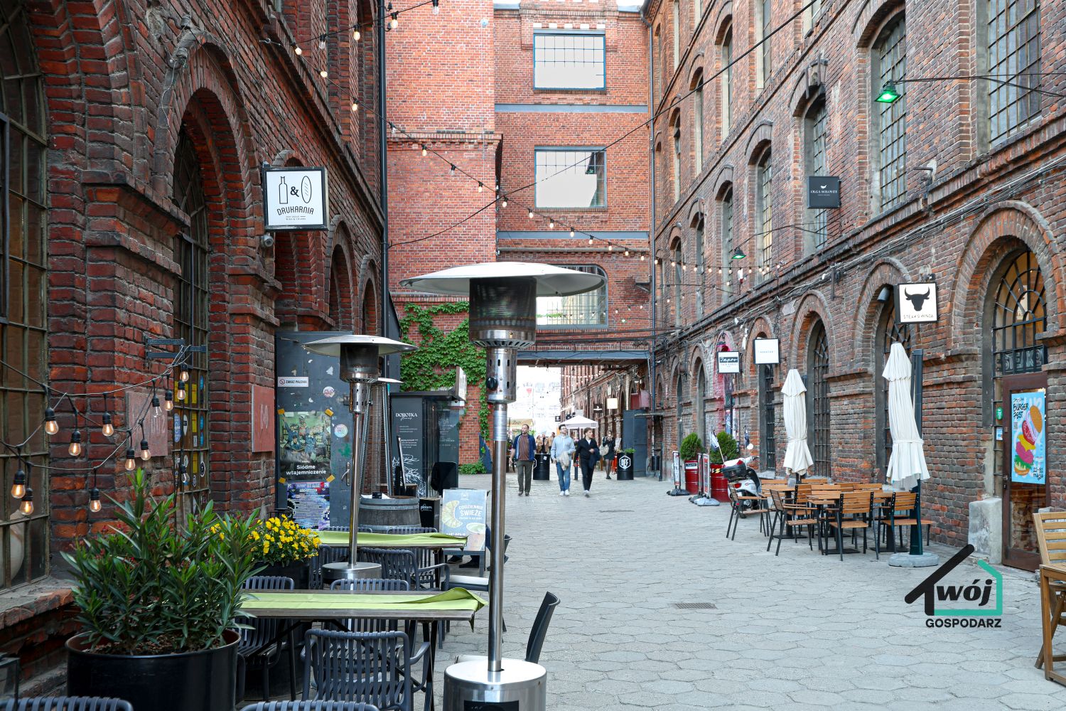 Dziedziniec OFF Piotrkowska w Łodzi z restauracjami i klimatyczną zabudową z cegły
