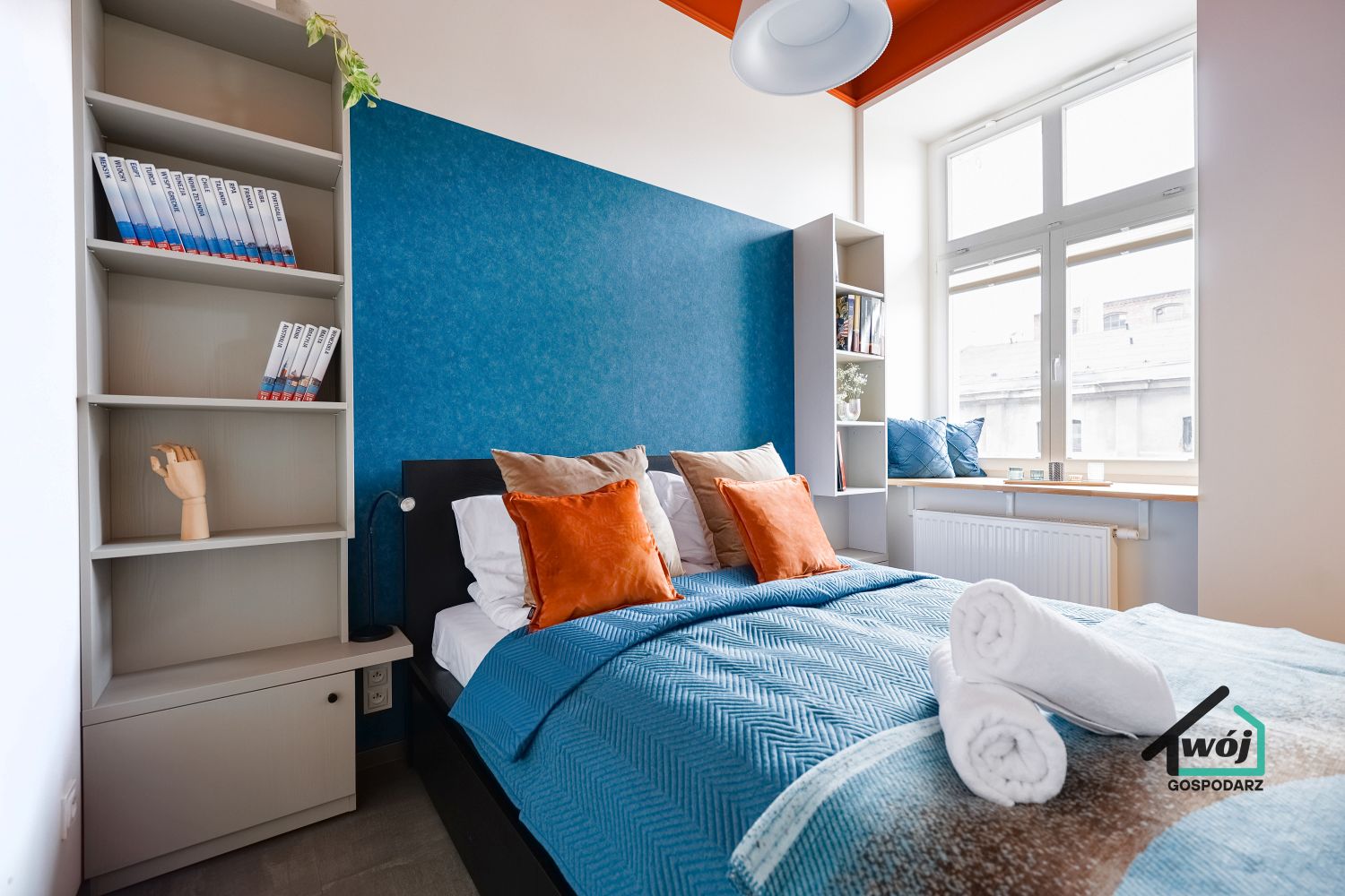 Sypialnia w apartamencie City Vibe Łódź z wygodnym łóżkiem i świeżymi ręcznikami