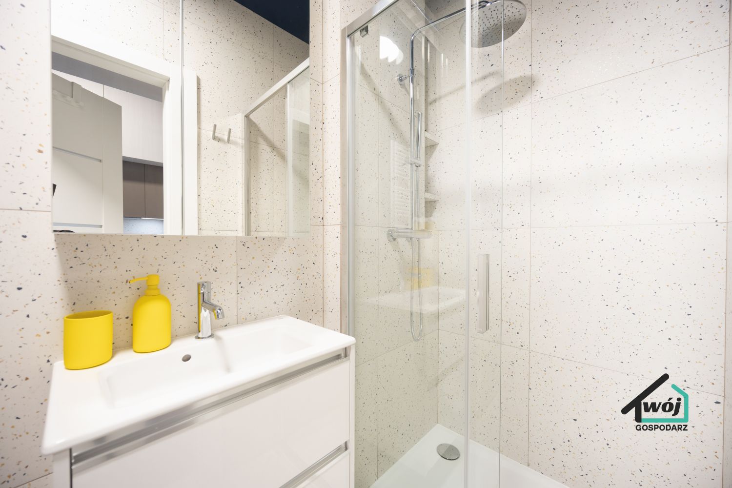 Nowoczesna łazienka w apartamencie City Vibe Łódź z kabiną prysznicową